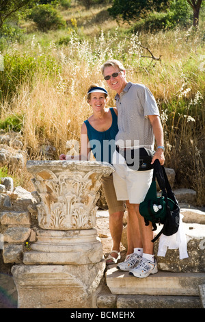 Ritratto American anziani giovane turista sacchetto fotocamera marmo biblica Road Efeso stile corinzio colonna copia di capitale di sfondo spazio Myrleen Pearson Foto Stock