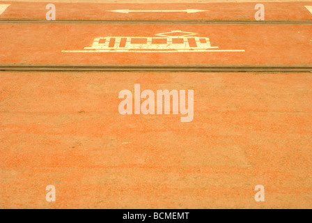 Tram in direzione segno sull'asta Foto Stock