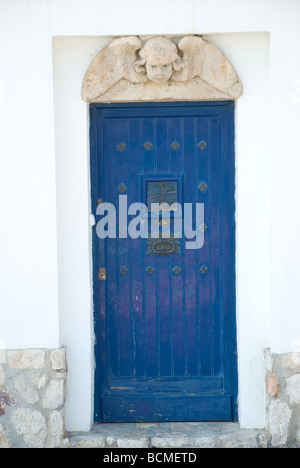 Porta blu con un angelo scultura in alto a Sitges Barcellona - Spagna Foto Stock