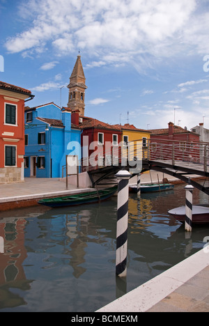 Italia Veneto Burano dipinto luminosamente case lungo stretto canale di piccole imbarcazioni legato Foto Stock