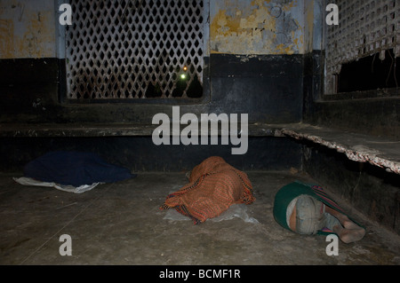 Senzatetto sul pavimento in corrispondenza di Khulna stazione ferroviaria Bangladesh Foto Stock