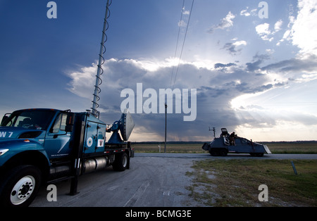 Il doppler su ruote 7 DOW 7 scansiona un lontano temporale per il progetto Vortex 2. Tornado intercettano il veicolo in background. Foto Stock