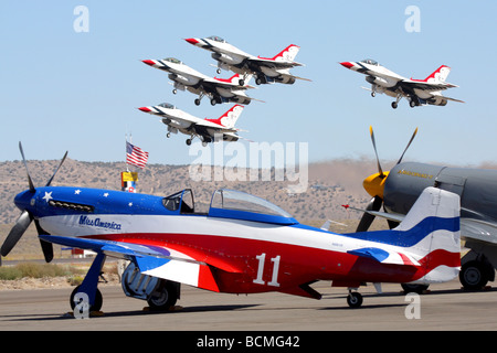 Il USAF Thunderbirds decollare mentre il P-51 air racer Miss America attende sulla rampa Foto Stock