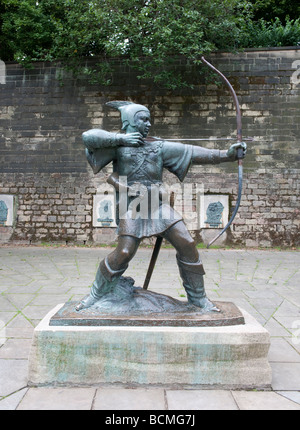 Statua di Robin Hood standingn fuori Nottingham Castle Museum di Nottingham Inghilterra Foto Stock