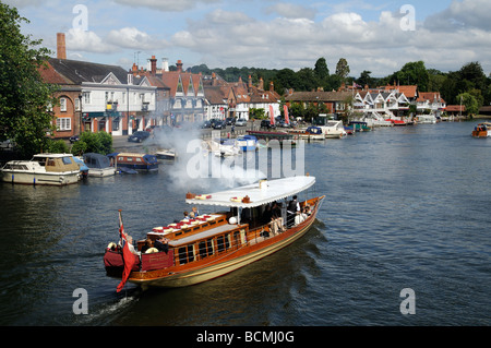 Henley on Thames il 63 piedi passeggero lancio vapore Alaska facendo la sua strada giù per il fiume Tamigi Foto Stock