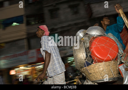 In rickshaw impilati con pentole Dacca in Bangladesh Foto Stock