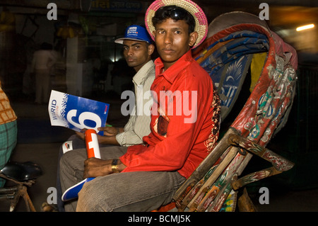 Tifosi di cricket lasciando test match su rick shaws a Dacca in Bangladesh Foto Stock