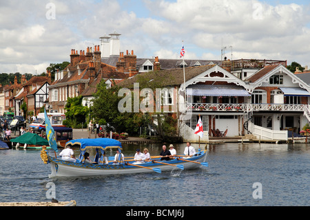 Henley on Thames Royal Thamesis replica Royal Barge e equipaggio barca a remi i loro passeggeri lungo il fiume Tamigi Inghilterra REGNO UNITO Foto Stock