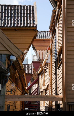 Vicolo di Bryggen una vecchia casa in legno a Bergen in Norvegia Foto Stock