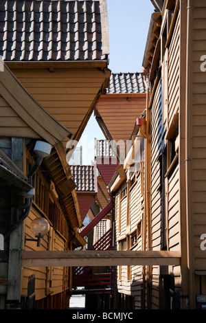 Vicolo di Bryggen una vecchia casa in legno a Bergen in Norvegia Foto Stock