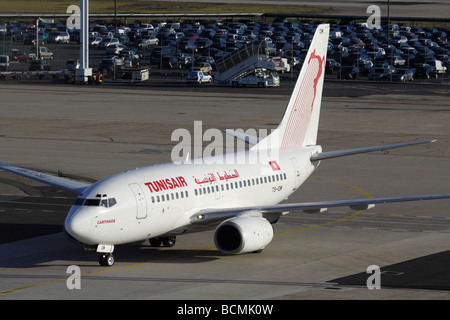 Tunisair Boeing 737-600 aereo di linea di rullaggio sulla pista di rullaggio giallo sulla linea di arrivo all'Aeroporto di Parigi Orly Foto Stock