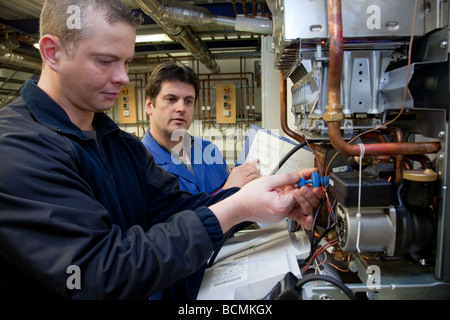 Formazione per la ventilazione di riscaldamento e aria condizionata nella scuola per maestri artigiani nella camera di commercio Foto Stock