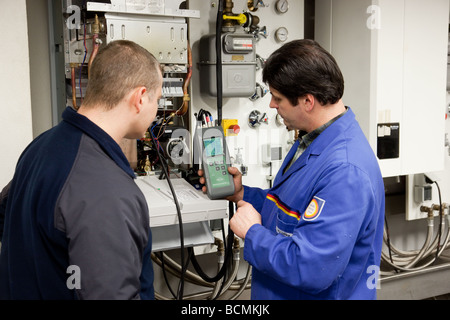 Formazione per la ventilazione di riscaldamento e aria condizionata nella scuola per maestri artigiani nella camera di commercio Foto Stock