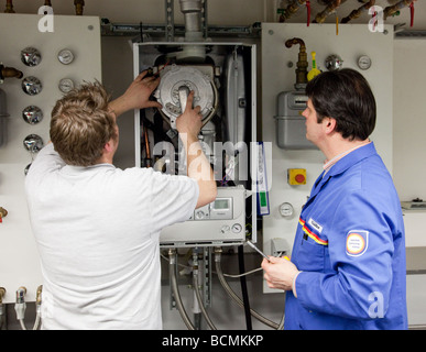 Formazione per la ventilazione di riscaldamento e aria condizionata nella scuola per maestri artigiani nella camera di commercio Foto Stock