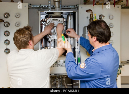 Formazione per la ventilazione di riscaldamento e aria condizionata nella scuola per maestri artigiani nella camera di commercio Foto Stock