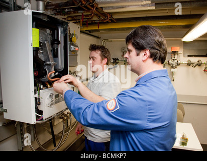 Formazione per la ventilazione di riscaldamento e aria condizionata nella scuola per maestri artigiani nella camera di commercio Foto Stock