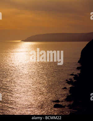 St Aldhelm's Head o St Albans Head vista da Anvil Point sulla Dorset Jurassic Coast vicino a Swanage, Dorset, Inghilterra. Foto Stock