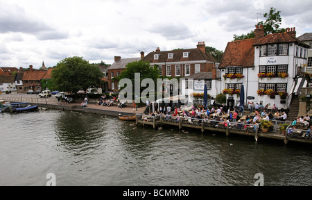 Inglese riverside pub persone mangiare bere fuori l'angelo public house a Henley on Thames Oxfordshire England Regno Unito Foto Stock