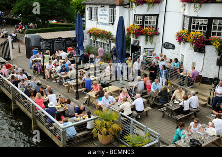 Inglese riverside pub persone mangiare bere fuori l'angelo public house a Henley on Thames Oxfordshire England Regno Unito Foto Stock