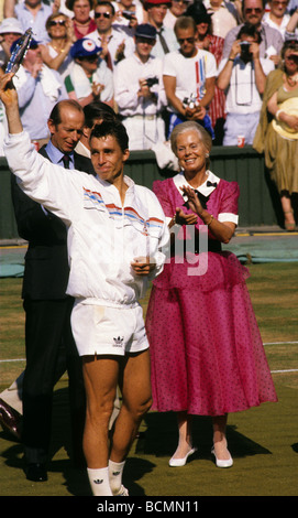 Ivan Lendl su Center Court a Wimbledon dopo aver perso la finale di Mens 1987 Foto Stock