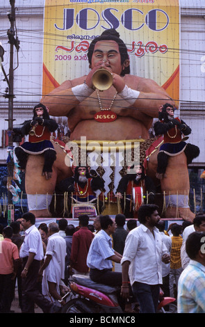 Figura gigantesca sulla facciata negozio durante Thirunakkara Utsavam Festival Kottayam Kerala India Foto Stock