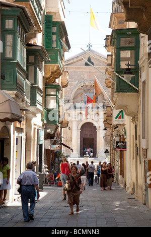 Valletta Street scena alla fine di whic è St Johns Co Cattedrale Valletta Malta Europe Foto Stock