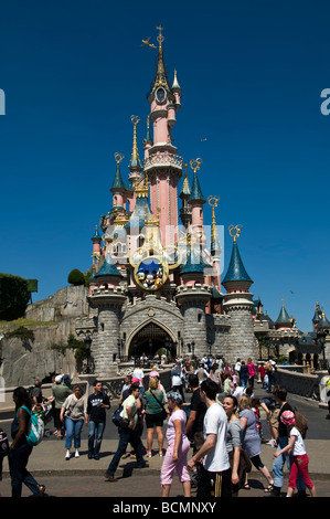 Parchi a tema, folla che visita Disneyland Paris 'Castello di bellezza Sleping' Monument, entrando in un parco divertimenti Foto Stock