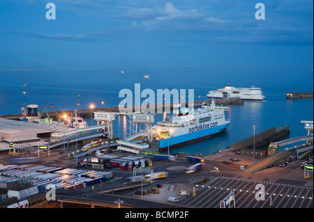 Eastern docks e al porto dei traghetti Dover Kent REGNO UNITO scogliere di Cap Blanc Nez e luci di Calais sulla costa francese in background Foto Stock