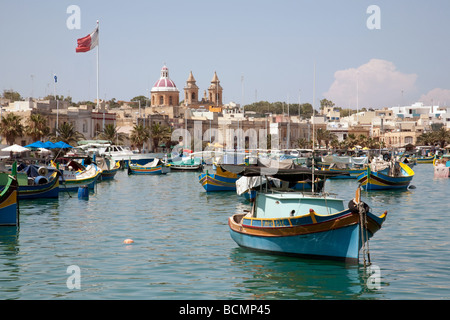 Barche colorate nel porto di Marsaxlokk, Malta Foto Stock