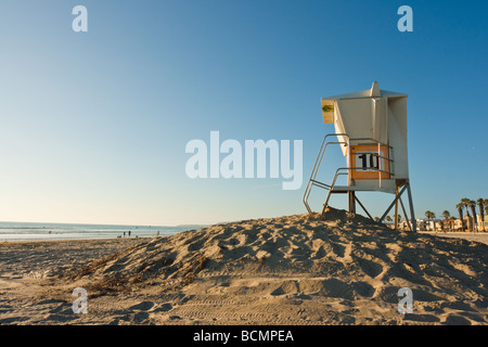 La vita torre di guardia al tramonto su di una duna di sabbia dalla costa del Pacifico a Mission Beach a San Diego in California negli Stati Uniti. Foto Stock