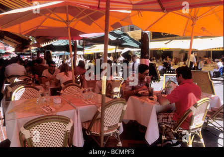 Ristoranti all'aperto a New York. Persone sedute sotto gli ombrelloni in un caffè in Mulberry Street a Lower Manhattan durante un'ondata di caldo estivo. Little Italy, USA Foto Stock