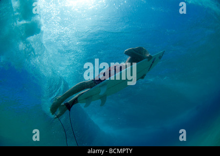 Surfer duck immersione sotto wave Foto Stock