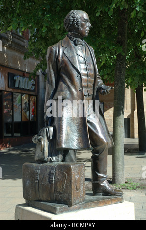 Statua di bronzo di Thomas Cook (1808 - 1892) al di fuori della stazione ferroviaria, Leicester, England, Regno Unito Foto Stock