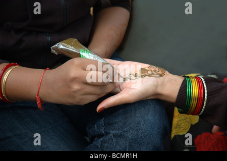 Mendi, un pattern di henna, essendo applicato al palmo di una donna indiana durante la mela di Leicester, Leicester, England, Regno Unito Foto Stock