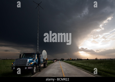 Il Doppler su ruote carrello DOW 7 solleva la sua antenna nel sud-ovest Iowa 31 Maggio 2009 Foto Stock