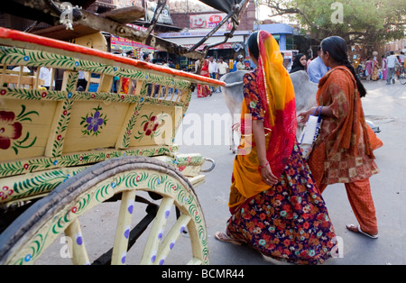 Le donne nel mercato Sadar Jodhpur Rajasthan in India Foto Stock