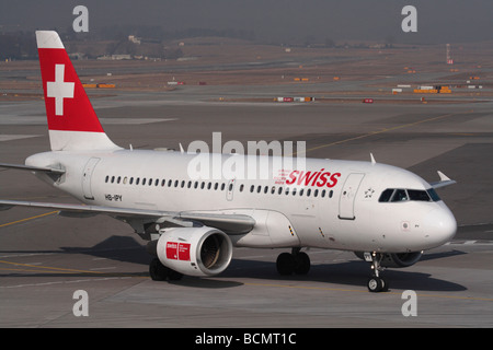 Swiss International Airlines Airbus A319 all'aeroporto di Zurigo Foto Stock