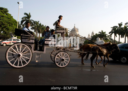 Un cavallo azionato il carrello nella parte anteriore del Victoria Memorial Hall Foto Stock