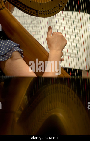 Arpista riproduzione durante le prove della Israeli Philharmonic Orchestra in Auditorium Mann, Tel Aviv Israele Foto Stock