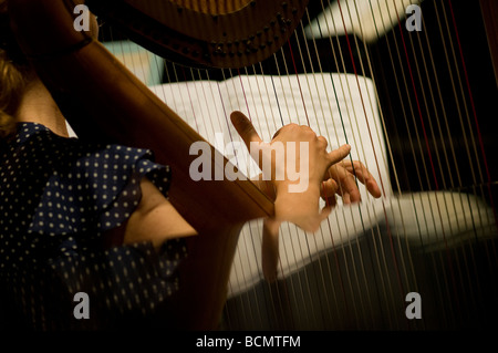 Arpista riproduzione durante le prove della Israeli Philharmonic Orchestra in Auditorium Mann, Tel Aviv Israele Foto Stock