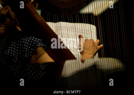 Arpista riproduzione durante le prove della Israeli Philharmonic Orchestra in Auditorium Mann, Tel Aviv Israele Foto Stock