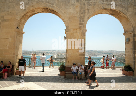 I turisti prendere in vista da Upper Barrakka Gardens, La Valletta, Malta Foto Stock