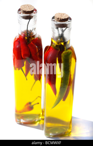 Olio aromatizzato al peperoncino, peperoncini piccanti in olio di oliva, per piatti piccanti Foto Stock