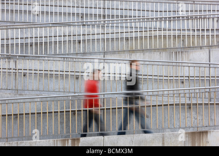 La gente a piedi fino in un modo a serpentina. Foto Stock