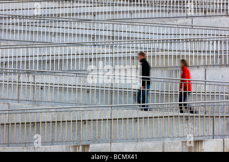 La gente a piedi fino in un modo a serpentina. Foto Stock