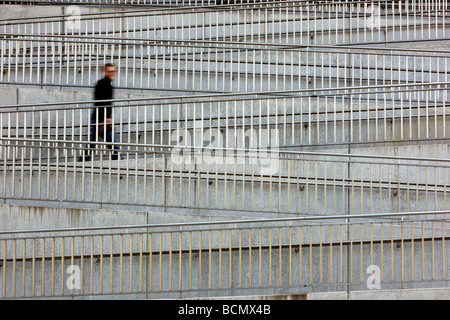 La gente a piedi fino in un modo a serpentina. Foto Stock