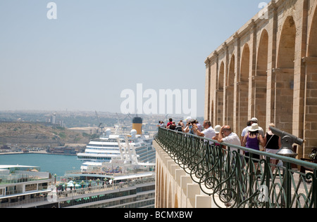 I turisti prendere in vista da Upper Barrakka Gardens, La Valletta, Malta Foto Stock