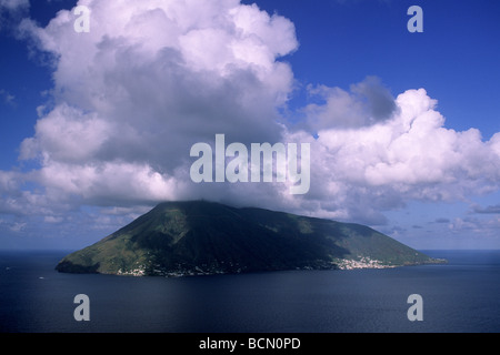 Italia, Sicilia, Isole Eolie, isola di Salina vista da Lipari Foto Stock