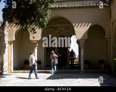 Ai turisti di ammirare dettagli ornamentali su archi moreschi La Alcazaba, la città di Malaga, Andalusia Spagna Costa del Sol, Spagna, Europa Foto Stock