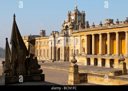 Vista la grande corte presso il Palazzo di Blenheim Oxfordshire Foto Stock